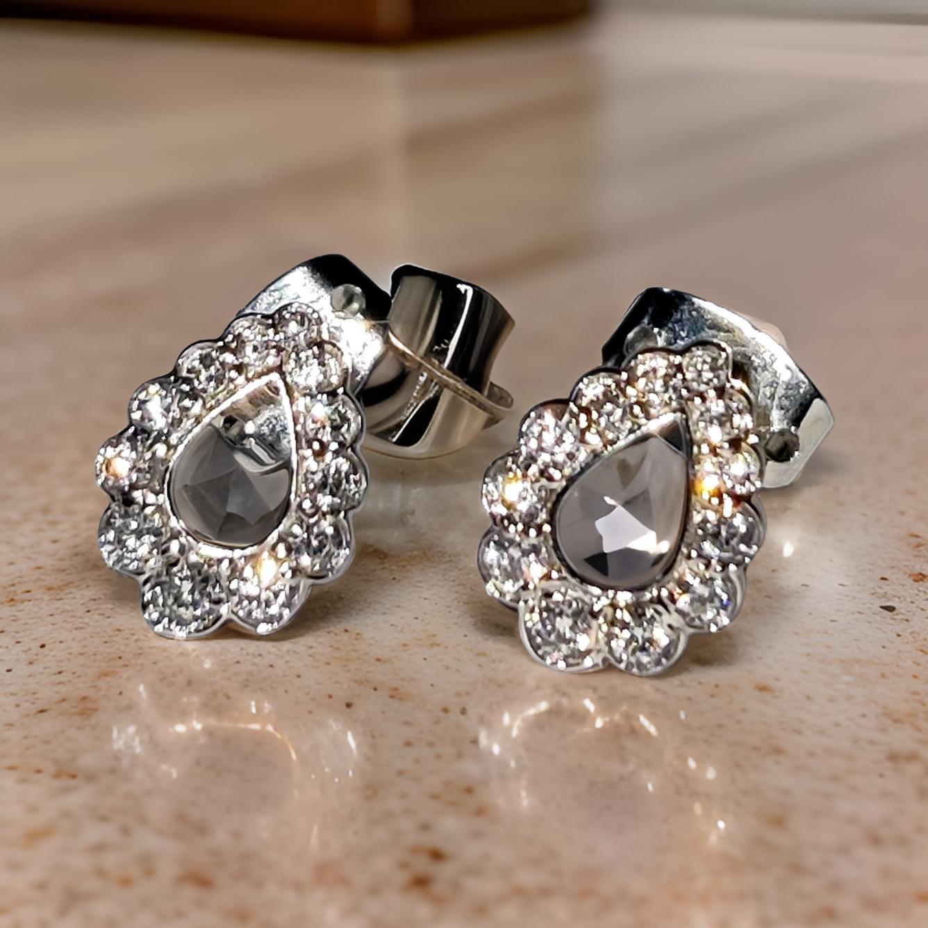 ティアドロップ型模造ダイヤモンドスタッドピアス、14Kホワイト