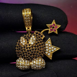 Pingente de bomba Mario de ônix preta natural, corte redondo, banhado a ouro amarelo 14K, prata esterlina 925, pingente de hip hop, pingente de papelão, presente para festa