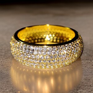 Anillo de compromiso de plata 925 bañado en oro amarillo de 14 quilates con banda de diamantes redondos simulados y racimo de diamantes para aniversario de bodas