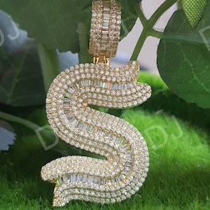 Colar com nome inicial em diamante lapidado baguete, pingente de letra dourada sobre colar com letra personalizada, presente para esposa, presente de aniversário para ela