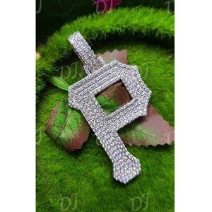 Collar con colgante de moissanita auténtica certificada de 0,70 ct con corte excelente y letra inicial "P", chapado en oro blanco de 14 k. Un regalo para él.