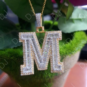 Colar com nome inicial M e diamante lapidado em baguete, pingente de letra dourada sobre colar com letra personalizada, presente para esposa, presente de aniversário para ela