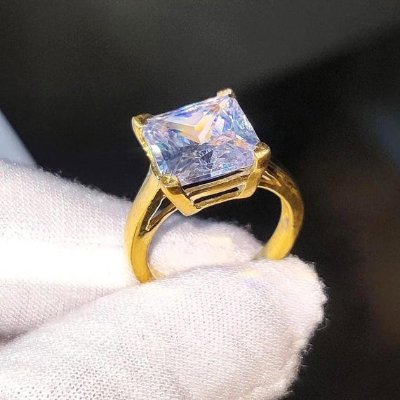 Anillo solitario de diamante simulado de talla princesa: acabado