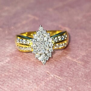 Anillo de compromiso con diamantes de imitación de talla redonda, chapado en oro amarillo de 14 quilates y plata de ley 925. Ideal como regalo de aniversario o de cumpleaños.