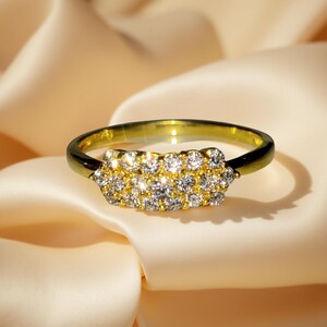 Anillo de aniversario con diamantes de imitación de talla redonda, chapado en oro amarillo de 14 quilates, plata de ley 925. Ideal para compromiso o boda.