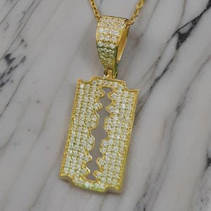 Colgante de hoja de afeitar de moissanita: plata de ley bañada en oro amarillo de 14 quilates