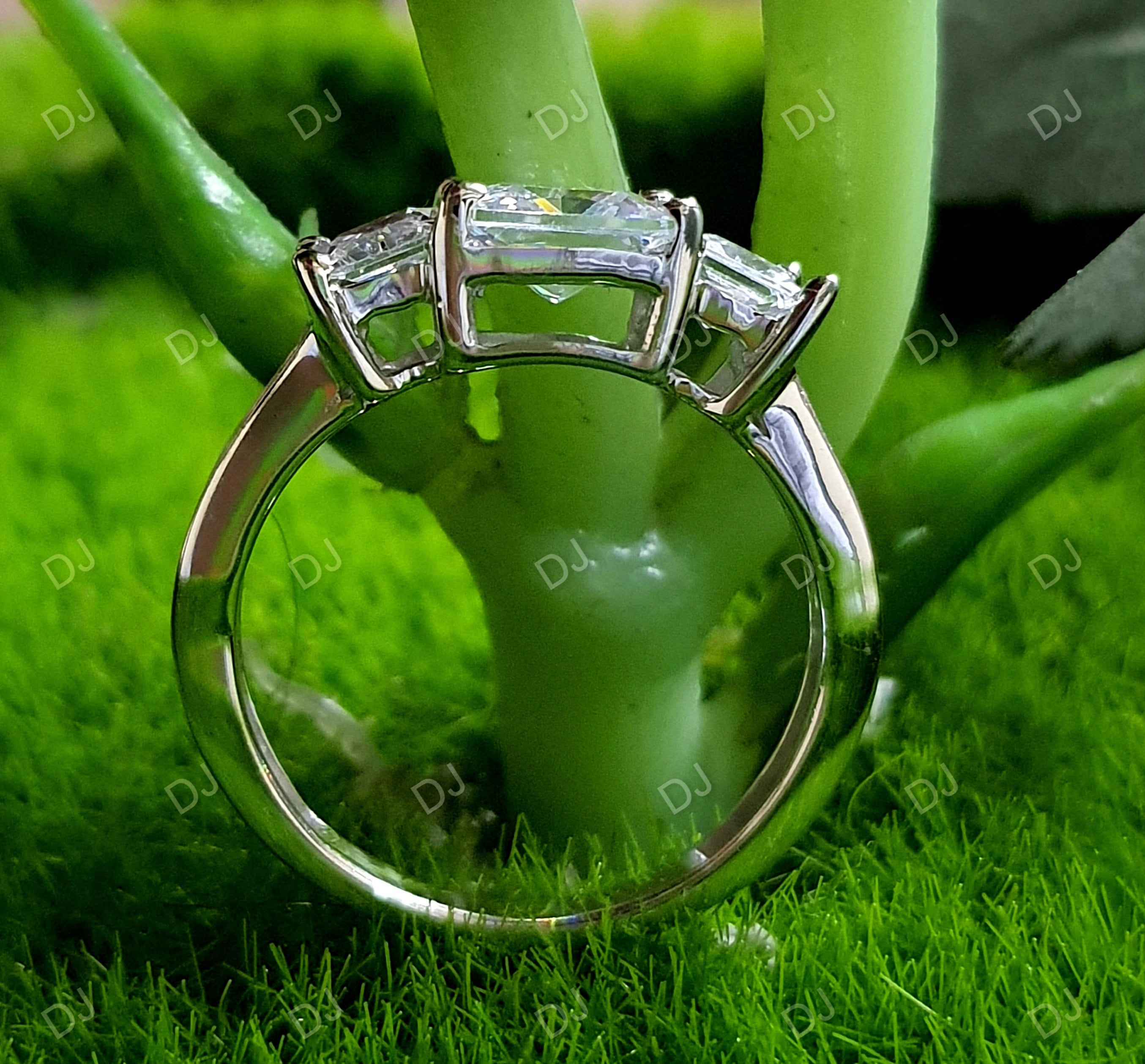 2.64カラット プリンセスカット スリーストーンブリリアントリング