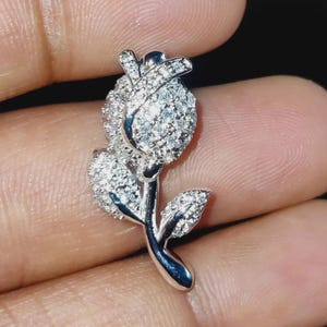 Colgante de flor de moissanita: acabado en oro blanco de 14 quilates, plata de ley