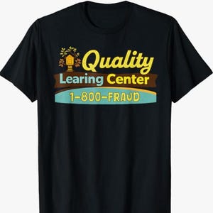 Könnte beinhalten: Schwarzes T-Shirt mit den Worten "Quality Learing Center" in Gelb und Braun sowie der Telefonnummer "1-800-FRAUD" in Weiß. Das Shirt hat eine Grafik eines Gebäudes und eines Baumes.