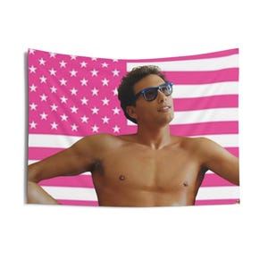 Tapices de pared para interiores con la bandera estadounidense rosa de Cooper Koch