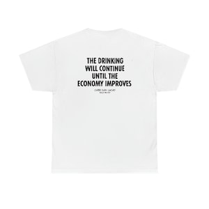 Könnte beinhalten: Weißes T-Shirt mit schwarzem Text, der lautet "The drinking will continue until the economy improves." Der Text ist mittig auf der Rückseite des Shirts platziert. Der Text "Cabo San Lucas Baja Mexico" ist in kleinerer Schrift unter dem Haupttext geschrieben.