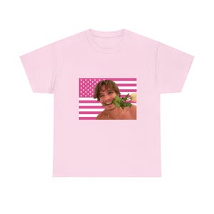 roze shirt met Amerikaanse vlag nicholas chavez