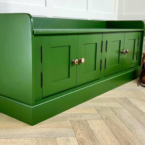 Banco sin respaldo de 1,5 m (5 pies) con espacio de almacenamiento o para ventana. Fabricado en madera maciza pintada en cualquier color de Farrow and Ball. Cuenta con 4 puertas.