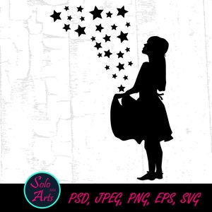 Op de afbeelding: Een zwart silhouet van een persoon met lang haar dat in de wind waait, staat met uitgestrekte armen en kijkt omhoog naar een cluster sterren boven hen.