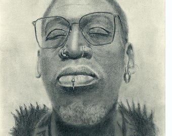 Könnte beinhalten: Bleistiftporträt einer Person mit geschlossenen Augen, die eine Brille mit klarem Rahmen, einen Nasenring und ein Lippenpiercing trägt. Die Person hat einen kurzen Bart und Ohrpiercings. Die Zeichnung ist in Grau- und Schwarztönen gehalten.
