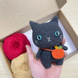 Gato de ganchillo de Halloween con bolsa de calabaza, lindo gato de ganchillo Amigurumi muñeca terminada, peluche de ganchillo de gato Amigurumi, regalo de Halloween para los amantes de los gatos