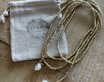 Collana lunga di perline con perle di fiume