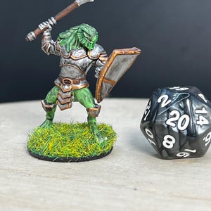 Combattente Dragonborn, miniatura dipinta a mano di Dungeons and Dragons