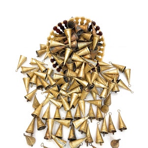 Bellsvilla 8cm Metal Harmonia de Natal Vintage Rústico e Áspero Sinos de Lata Decoração de Suspensão de Parede Sinos Grandes em Forma de Cone