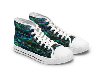 Può includere: Un paio di sneakers bianche alte in tela con un motivo iridescente blu e verde. Le scarpe hanno lacci bianchi e un bordo nero intorno alla suola.