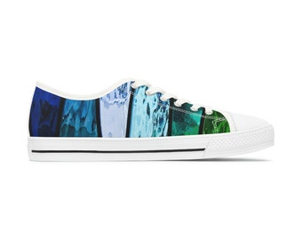 Può includere: Sneakers basse in tela bianca con un design astratto colorato in tonalità di blu, verde e bianco.