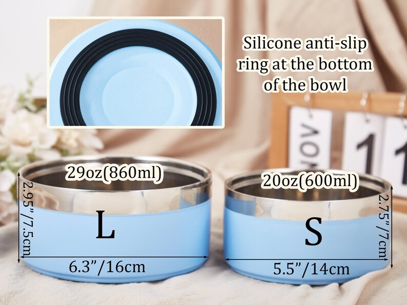 K&ouml;nnte beinhalten: Zwei Edelstahl-Tiern&auml;pfe mit blauen Silikonb&ouml;den. Die gr&ouml;&szlig;ere Sch&uuml;ssel hat einen Durchmesser von 16 cm und fasst 860 ml. Die kleinere Sch&uuml;ssel hat einen Durchmesser von 14 cm und fasst 600 ml. Beide Sch&uuml;sseln haben einen rutschfesten Silikonring am Boden.