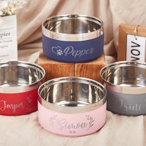 K&ouml;nnte beinhalten: Vier personalisierte Edelstahl-Napf f&uuml;r Haustiere mit den Namen Pepper, Jasper, Simon und Prince. Die N&auml;pfe sind in Blau, Rot, Rosa und Grau.