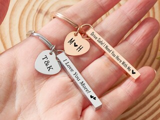 Portachiavi Inciso In Acciaio Inox I LOVE YOU MORE THE END, Regalo Di Coppia Per Lui E Lei, 25mm Anello, 50x10mm Targhetta