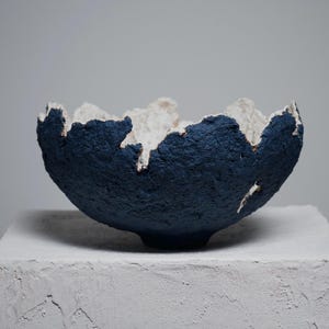 Wabi Sabi texturerad skålvas: Marinblå skulptural mittpunkt, samtida konstföremål
