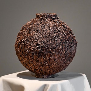 Vaso artistico con texture organica – Scultura biomorfica unica nel suo genere in toni rustici – Design ispirato alla terra – Decorazione ecologica per case moderne