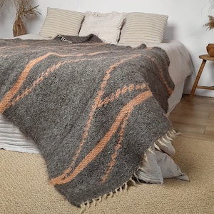 Wool Blanket in Queen Size – Natural Sheep Wool Throw Blanket – Warm and Cozy Texture  –  Ideal for Scandi Home Décor – Traditional Design