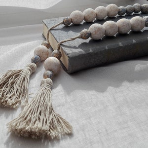 Grande guirlande de perles en bois avec pompons - Perles de ferme modernes pour la décoration intérieure - Perles en bois idéales pour une décoration bohème, une table basse, une étagère