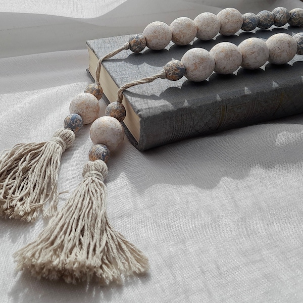 Grande guirlande de perles en bois avec pompons - Perles de ferme modernes pour la décoration intérieure - Perles en bois idéales pour une décoration bohème, une table basse, une étagère
