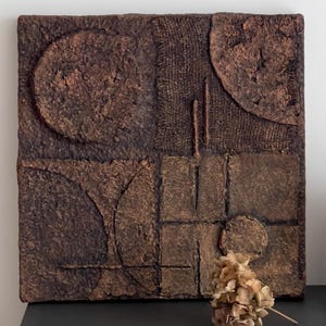 Arte murale astratta fatta a mano, decorazione Wabi-Sabi Japandi nei toni della terra, scultura in argilla di carta con tecniche miste, decorazione murale giapponese 3D