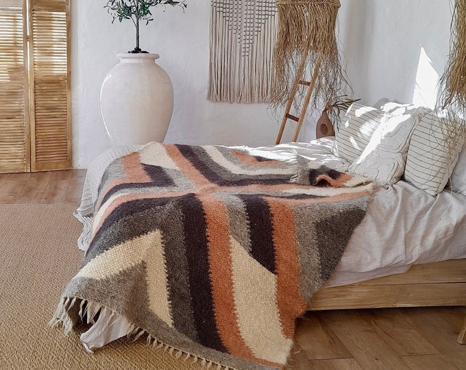 Wool Blanket in Queen Size – Premium Handmade Sheep Wool Blanket – Warm and Cozy Texture – Ideal for Farmhouse & Rustic Home Decor