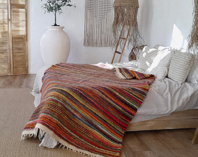 Wool Blanket in Queen Size – Natural Sheep Wool Throw Blanket – Warm and Cozy Texture – Ideal for Bohemian Home Decor – Traditional Design