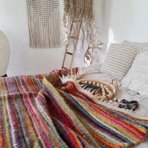 Bohemian and Scandinavian-inspired woolen throw - Stylish living room accessory