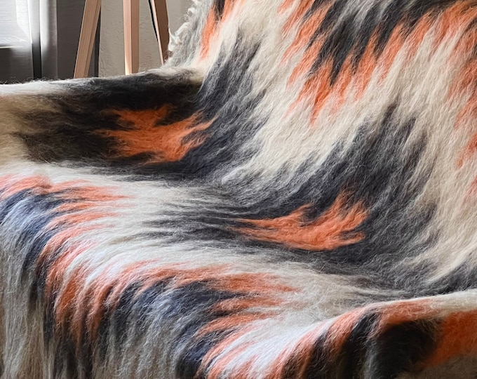 Wool Blanket in Queen Size – Natural Sheep Wool Throw Blanket – Warm and Cozy Texture  –  Ideal for Scandi Home Décor – Traditional Design