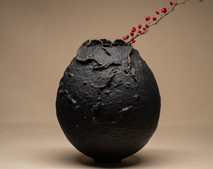 Paper Mache Modern Elegance: Handmade Black Vase with Wabi Sabi Charm, Ideal for Stylish Home Decor & Centerpieces – Eco-Friendly Decor