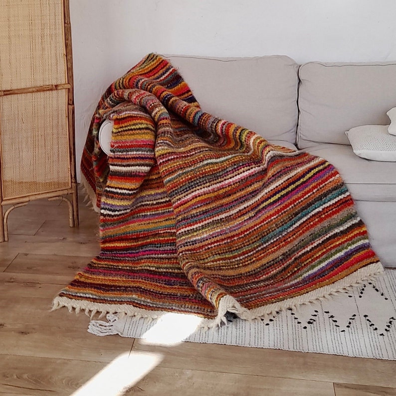 Bohemian and Scandinavian-inspired woolen throw - Stylish living room accessory