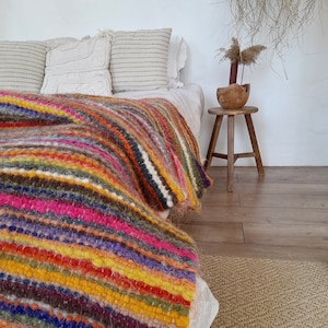 Bohemian and Scandinavian-inspired woolen throw - Stylish bedroom accessory