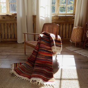 Bohemian and Scandinavian-inspired woolen throw - Stylish living room accessory