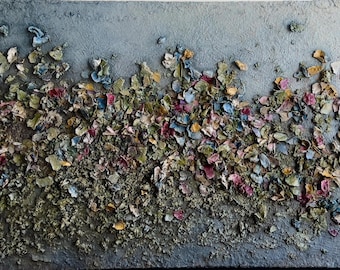 Op de afbeelding: Abstract schilderij met een textuur. Het kunstwerk toont een mix van kleuren, waaronder blauw, rood, geel en groen, gerangschikt in een gelaagd, organisch patroon. De achtergrond is een gedempt grijs.