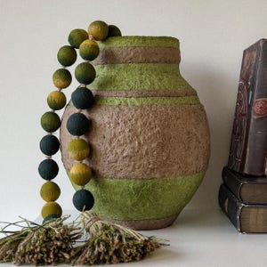 Vaso verde lime Wabi Sabi - Centrotavola rustico in cartapesta fatto a mano - Arte strutturata organica - Vaso decorativo sostenibile per la casa moderna