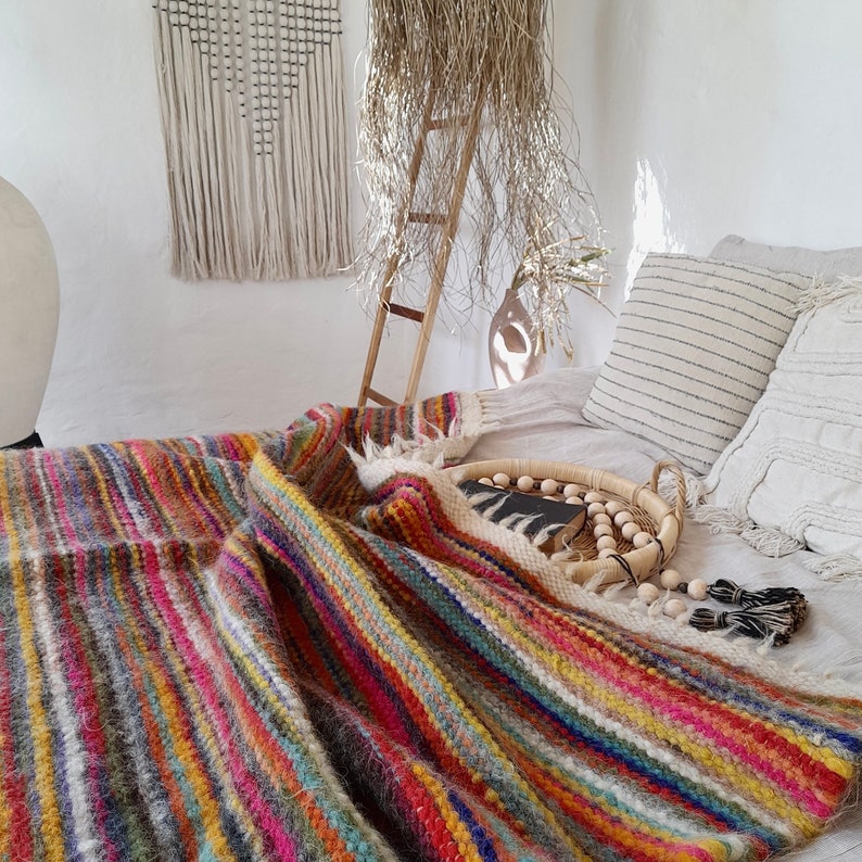 Bohemian and Scandinavian-inspired woolen throw - Stylish living room accessory