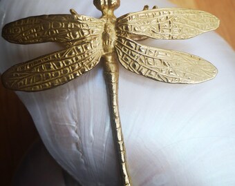 Uchwyt meblowy w kształcie ważki w kolorze złota z mosiądzu: szczegółowe okucia meblowe