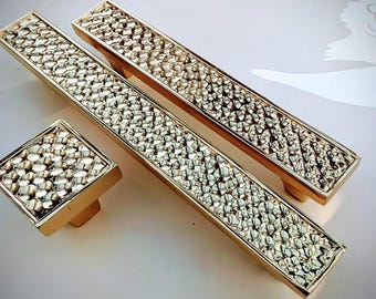 Glitzernder goldfarbener Schrankgriff aus Messing - moderne Möbelbeschläge