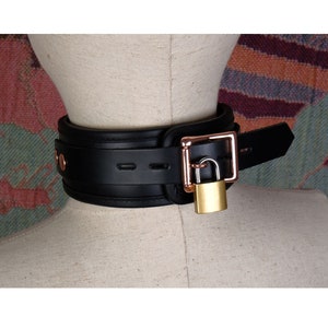 Op de afbeelding: Zwarte leren choker met een roségouden gesp en een messing slot.