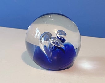 Beautiful 6.5cm diameter dark blue and clear water splash design inset design glass paperweight