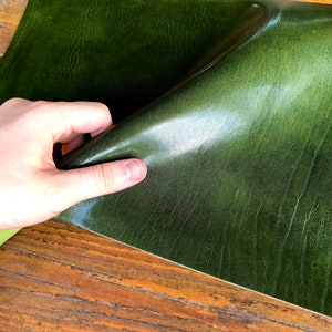Cuero de Vaca de Grano Completo Italiano Adecuado para Bolsos, Carteras, Cinturones y Calzado, Cuero de Primera Calidad de Color Verde, Arte Hecho a Mano, Curtido Vegetal